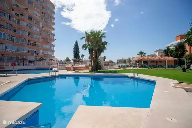 Piscina comunitaria en el jardín.