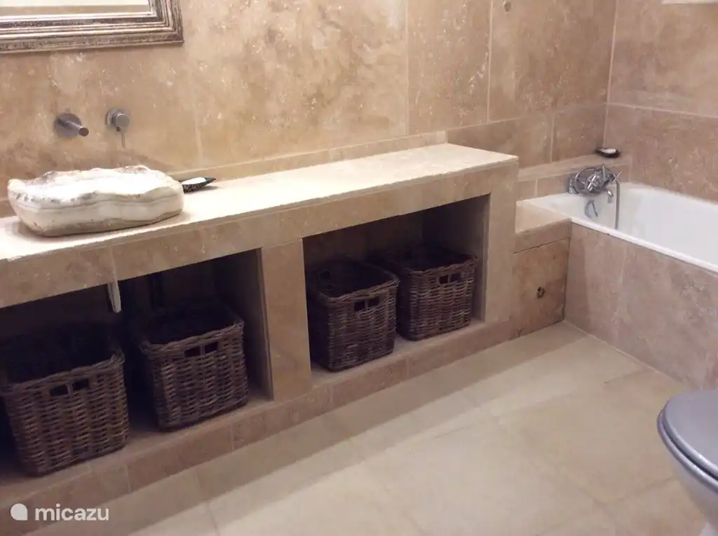 Badezimmer neben dem 2. Schlafzimmer im Studio im Erdgeschoss.