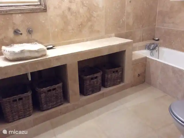 Maison d’hôtes du château à louer | France, Indre-et-Loire, Chinon - maison de vacances Salle de bain à côté de la 2ème chambre au rez-de-chaussée du studio.