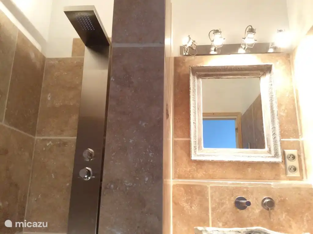 Duschraum neben Schlafzimmer Nr. 4 im 1. Stock