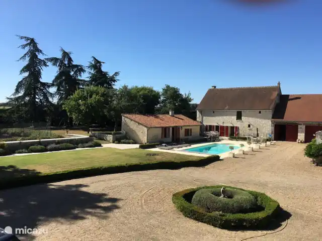 Maison d’hôtes du château à louer | France, Indre-et-Loire, Chinon - maison de vacances Les maisons d’hôtes avec la piscine en face de la porte.