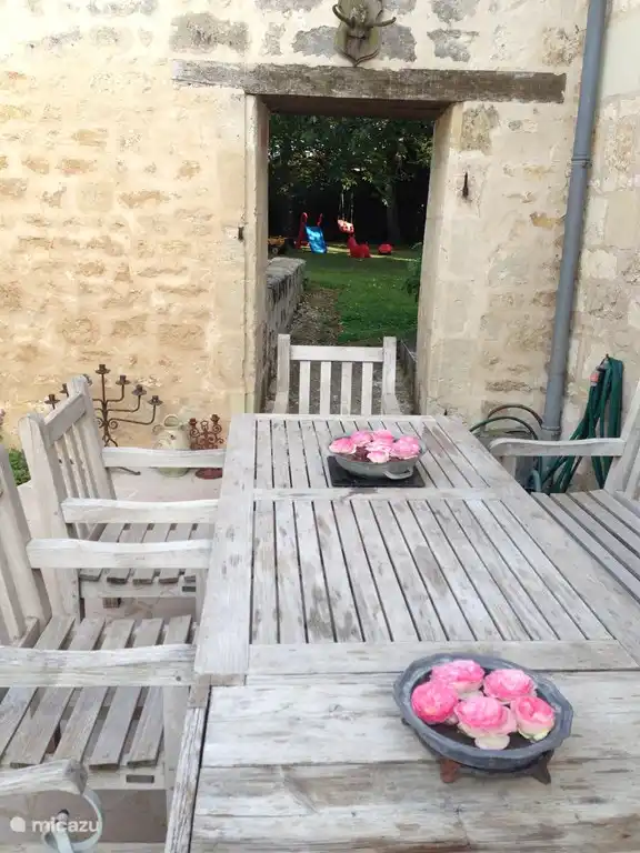 Rosen pflücken im Garten.