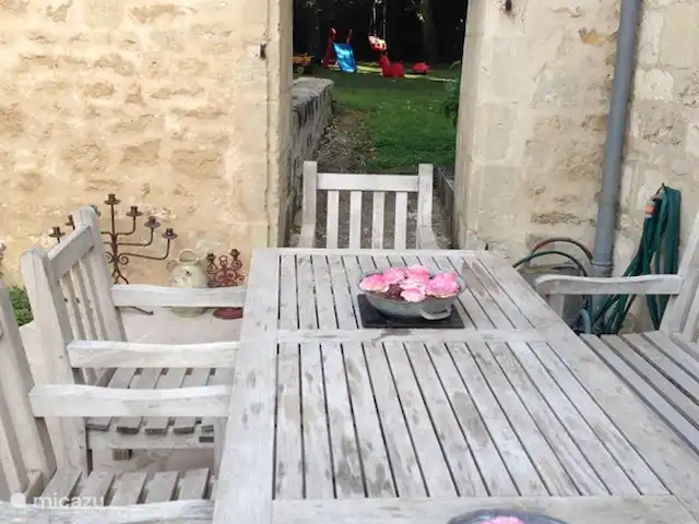 Maison d’hôtes du château à louer | France, Indre-et-Loire, Chinon - maison de vacances Cueillette de roses dans le jardin.
