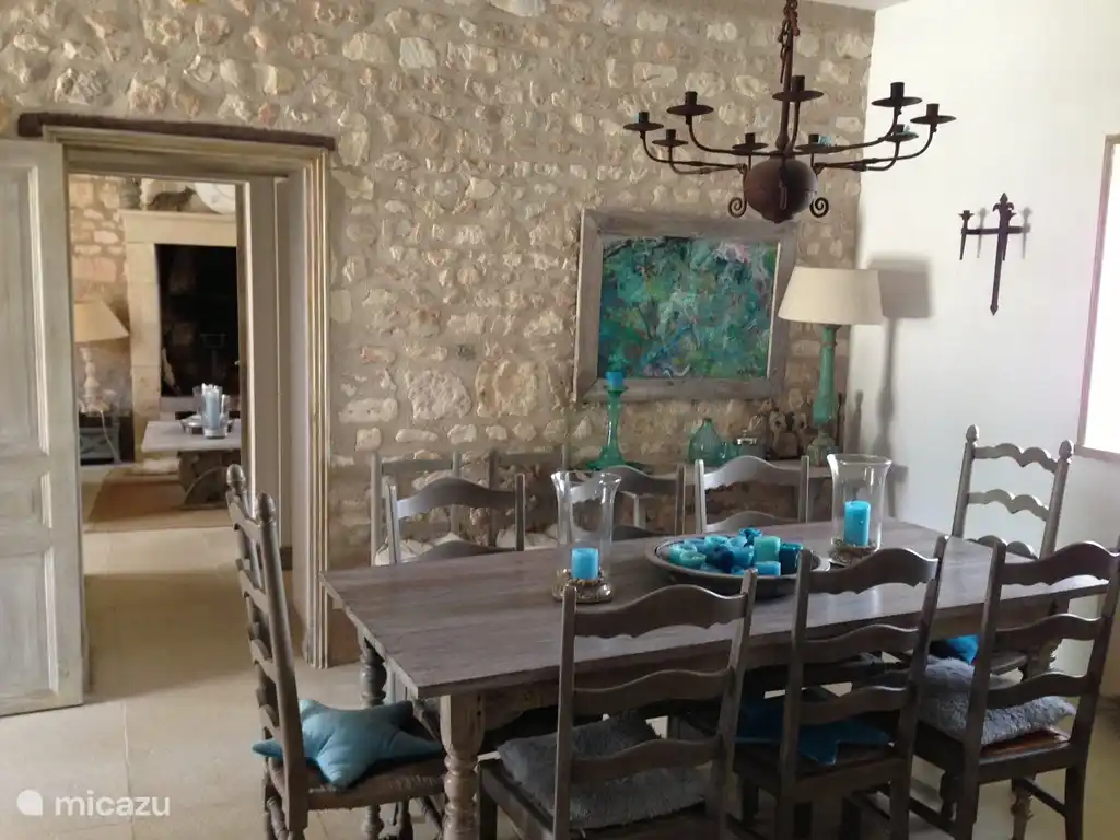 Esszimmer neben der offenen Küche und neben dem Wohnzimmer.