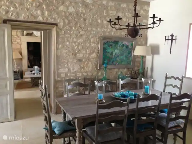 Maison d’hôtes du château à louer | France, Indre-et-Loire, Chinon - maison de vacances Salle à manger à côté de la cuisine ouverte et à côté du salon.