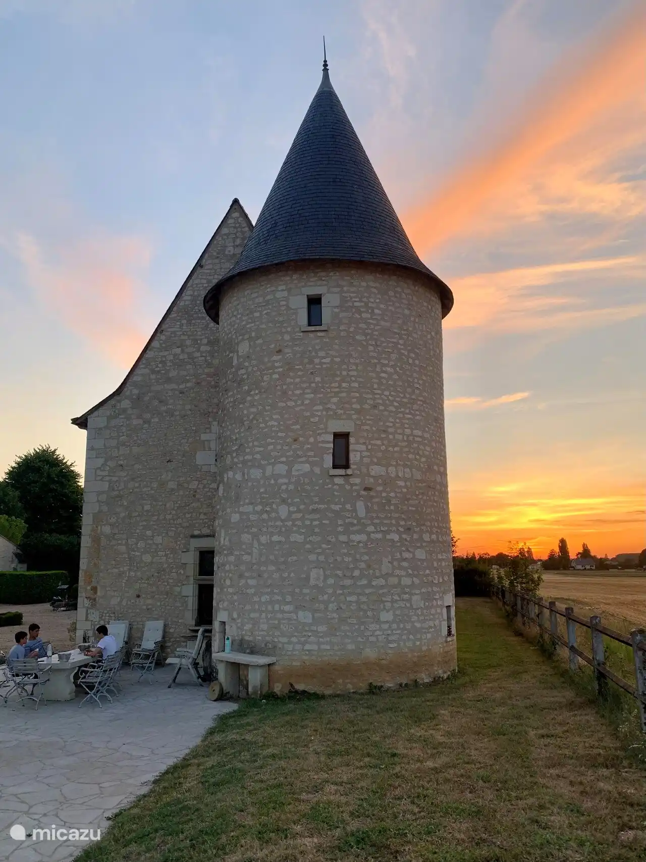 Sonnenuntergang von der Terrasse neben dem Tore.