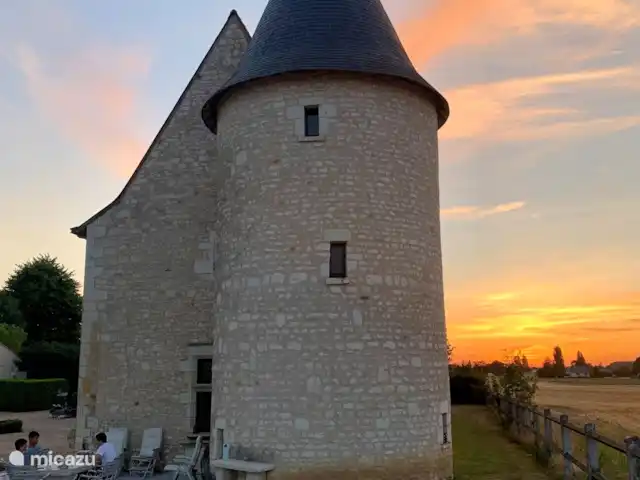 Maison d’hôtes du château à louer | France, Indre-et-Loire, Chinon - maison de vacances Coucher de soleil depuis la terrasse à côté du tore.