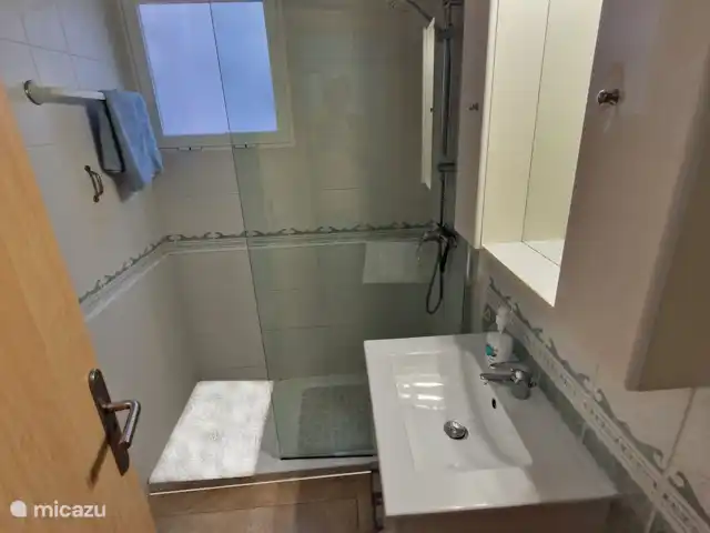 VUE MER ENSOLEILLÉE avec grande terrasse sur le toit | Espagne, Costa Blanca, El Campello - appartement Bois et douche à l’italienne