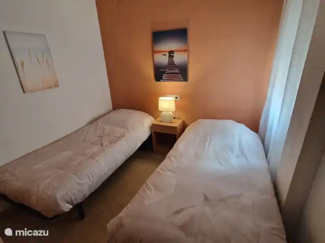 VUE MER ENSOLEILLÉE avec grande terrasse sur le toit | Espagne, Costa Blanca, El Campello - appartement Chambre n°2 avec grande étagère et armoire