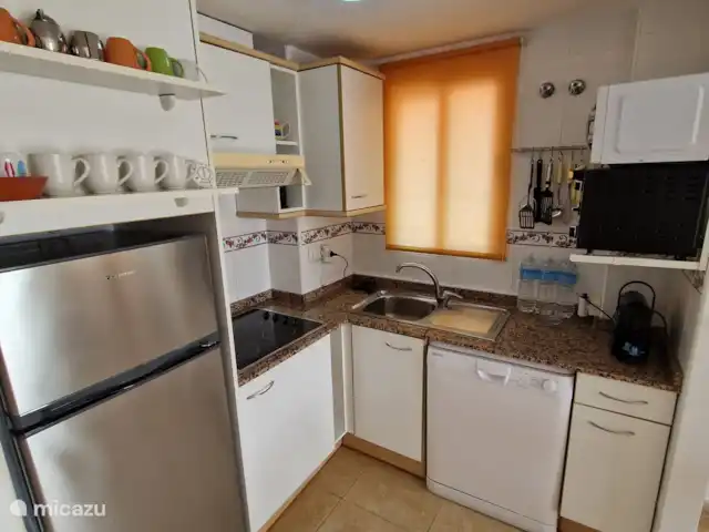VUE MER ENSOLEILLÉE avec grande terrasse sur le toit | Espagne, Costa Blanca, El Campello - appartement Cuisine avec tous les appareils. La machine à laver se trouve sur la terrasse ensoleillée.