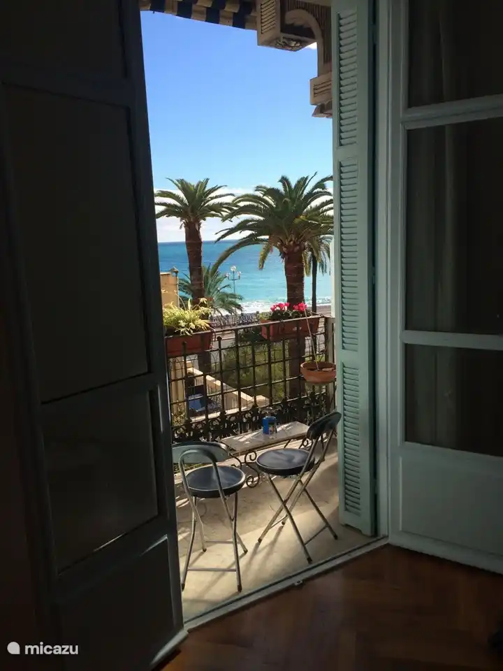 Vue sur la plage et la mer depuis l'appartement