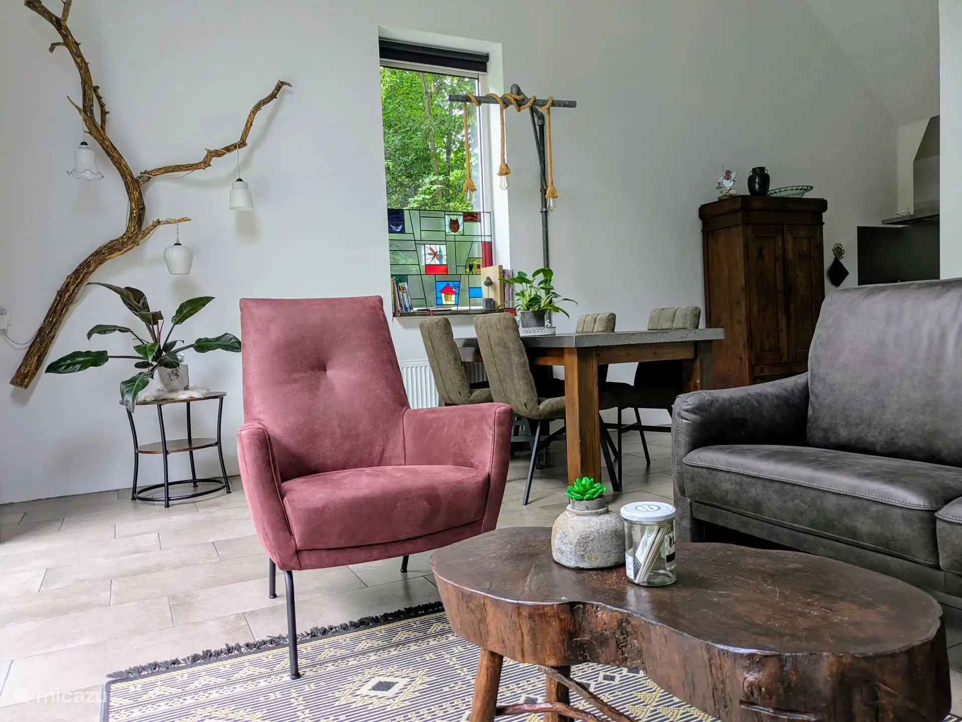 Schönes Übersichtsfoto zum Esstisch und der dekorativen Baumstammlampe.