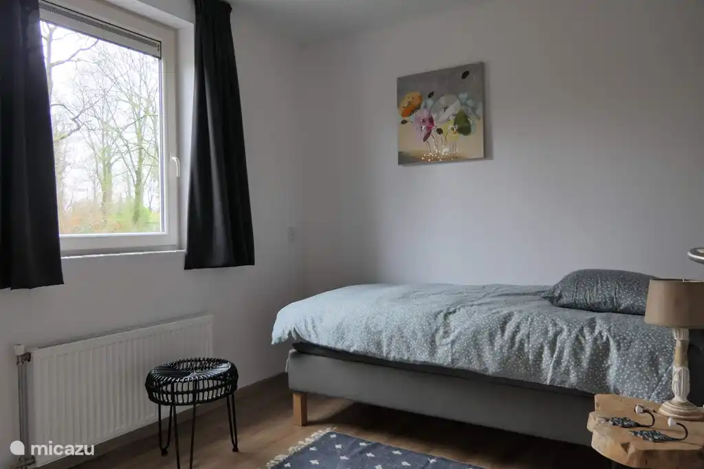 Geräumiges Einzelzimmer mit Boxspring-Bett und geräumigem Kleiderschrank. Am Schrank sind Haken angebracht, an denen Sie Ihren Bademantel usw. aufhängen können. In diesem Schlafzimmer ist Platz für ein Campingbett. Es gibt einen festen Bildschirm für das Schlafzimmerfenster.