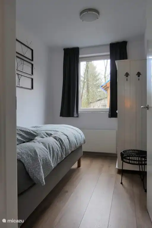 Schlafzimmer für 1 Person mit Boxspringbett und Kleiderschrank. Es gibt einen festen Bildschirm für das Schlafzimmerfenster. Auch hier kann das Turn-and-Turn-Fenster geöffnet werden, ohne dass Fliegen, Mücken oder andere Ungeziefer die Nachtruhe stören.