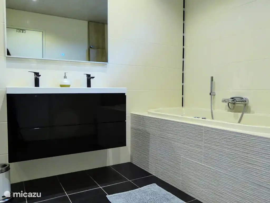 Es gibt auch einen Whirlpool im Badezimmer. Wenn Sie während des Bades nur die Beleuchtung des Spiegels einschalten, können Sie sich in diesem Raum entspannen.