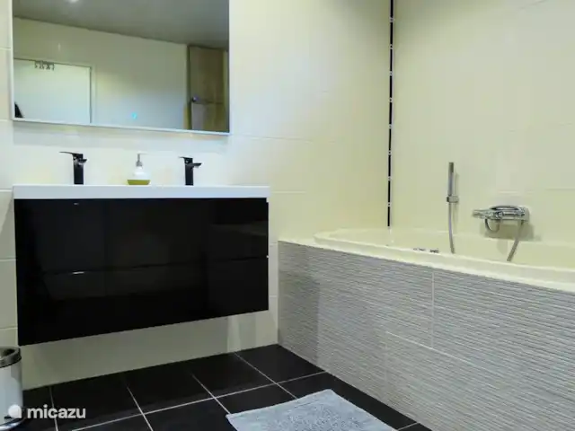 BuitenGewoon huren in Nederland, Drenthe, Westerbork - vakantiehuis In de badkamer is ook een whirlpool. Als u tijdens het het bad alleen de verlichting van de spiegel aan doet, dan kunt u in deze ruimte heerlijk tot rust komen.