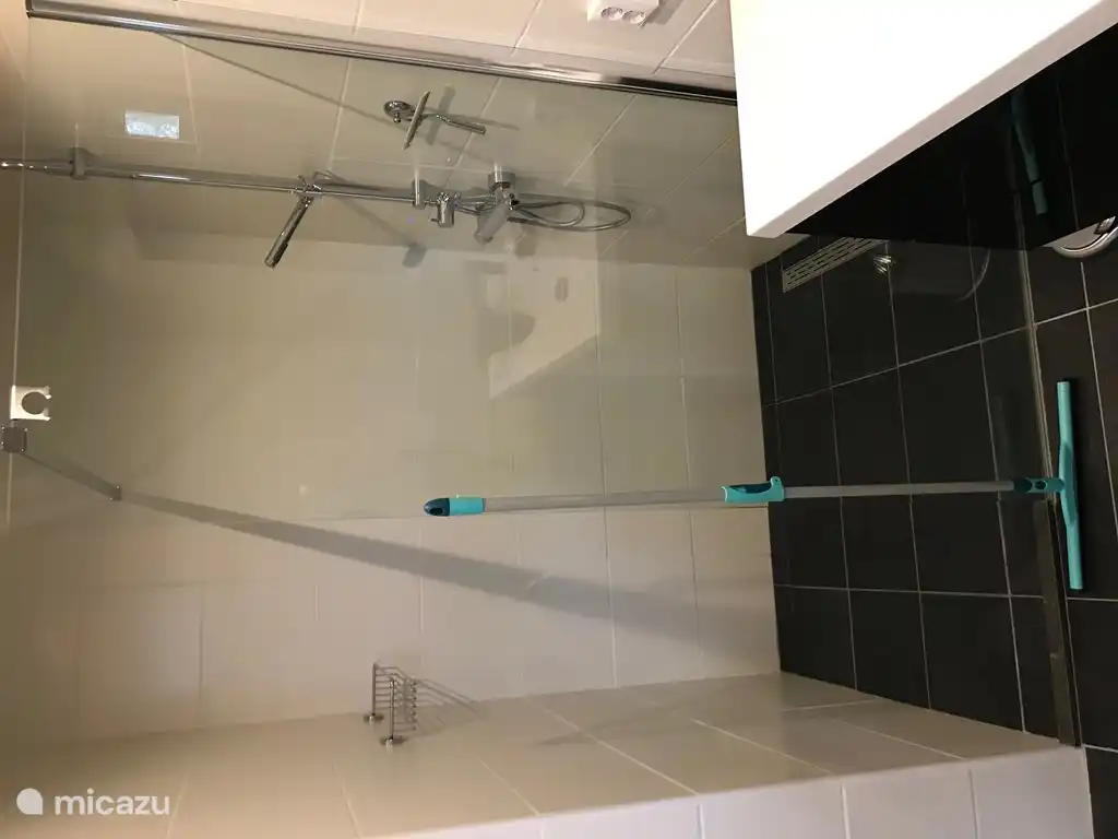 Das Duschbad ist 140 cm lang, dies ist von der Seifenschale bis zur Duschstange / Kopf und 115 cm breit.