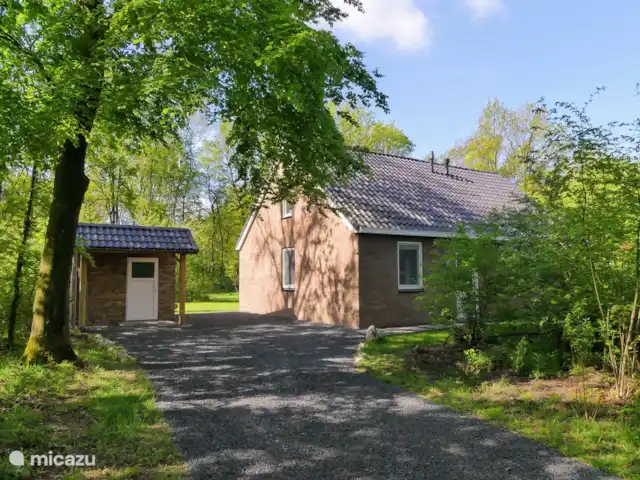 BuitenGewoon huren in Nederland, Drenthe, Westerbork - vakantiehuis Vanaf de oprit kom je bij de voordeur. De oprit is groot genoeg om 2 auto's te parkeren. Het 1e raam is een slaapkamerraam. Aan de andere kant van de voordeur is de badkamerraam en daarnaast het keukenraam.