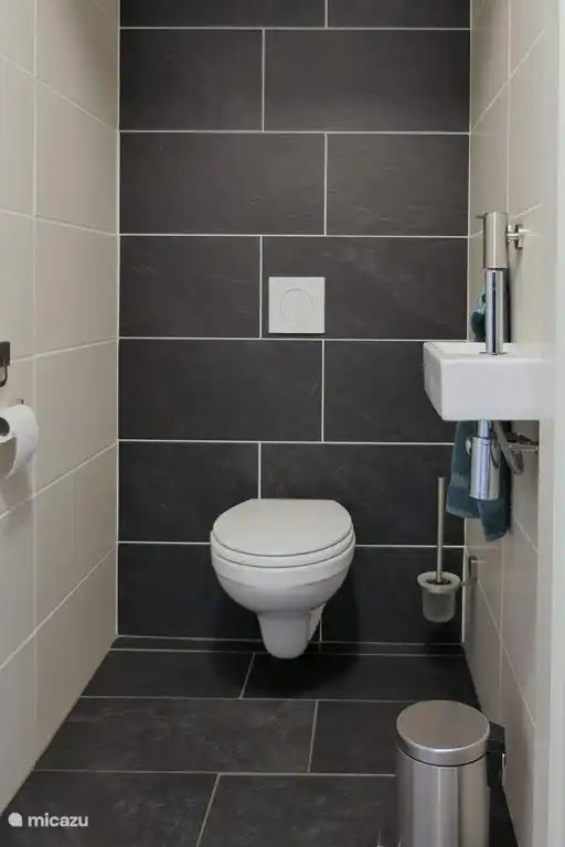 Im Winter halten Sie Ihre Füße immer warm, wenn Sie die Toilette benutzen. Dafür sorgen die Heizungsrohre, die unter dem Boden verlaufen. Schön zum Mitnehmen, richtig? Es ist immer genügend Toilettenpapier vorhanden.