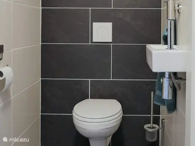 BuitenGewoon huren in Nederland, Drenthe, Westerbork - vakantiehuis In de winter houdt u tijdens het gebruik van het toilet altijd de voeten warm. De verwarmingsbuizen die onder de vloer lopen zorgen hiervoor. Mooi meegenomen toch? Er is altijd voldoende toiletpapier aanwezig.