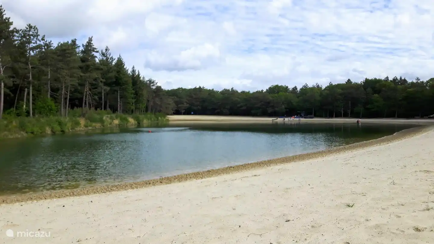 Der Ieberenplas ist ein Badeteich für Groß und Klein mit einem wunderschönen Sandstrand. Der Schwimmteich liegt mitten im Wald und ist frei zugänglich. Es gibt schöne Wanderwege im Wald.