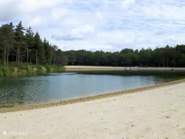 BuitenGewoon huren in Nederland, Drenthe, Westerbork - vakantiehuis De Ieberenplas is een zwemvijver voor klein en groot met een mooi zandstrand. De zwemvijver ligt midden in het bos en is vrij toegankelijk. In het bos zijn mooie wandelroutes.