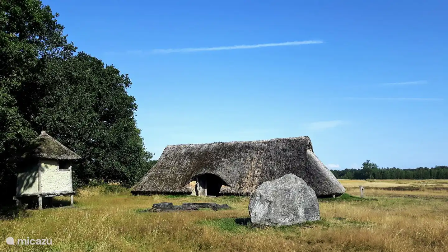 Die eisenzeitliche Farm. Außerhalb des Dorfes Orvelte befindet sich eine Rekonstruktion eines Bauernhofes aus der Eisenzeit. Dieser Bauernhof wurde in den 70er Jahren mit Materialien erbaut, die wahrscheinlich während der Eisenzeit verwendet wurden. Der Bauernhof ist 1 km von unserem Ferienhaus entfernt.