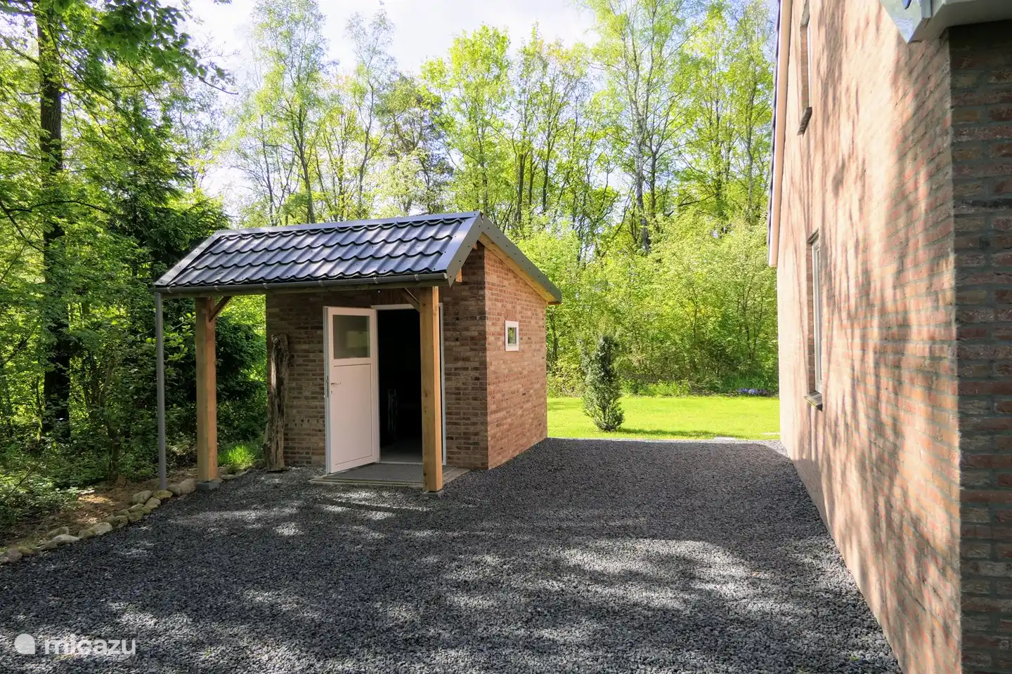 Im Schuppen befinden sich die Liegestühle und Sonnenliegen mit Kissen. Wir haben auch ein Herren- und Damenfahrrad, das Sie kostenlos nutzen können. Natürlich können Sie auch Ihr eigenes Fahrrad mitbringen und in den Schuppen stellen.