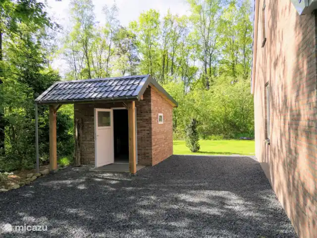 BuitenGewoon huren in Nederland, Drenthe, Westerbork - vakantiehuis In het schuurtje staan de terrasstoelen en ligbedden met kussens. Ook hebben we een heren- en damesfiets waar u gratis gebruik van kunt maken. natuurlijk kunt u ook uw eigen fiets meenemen en in het schuurtje zetten.