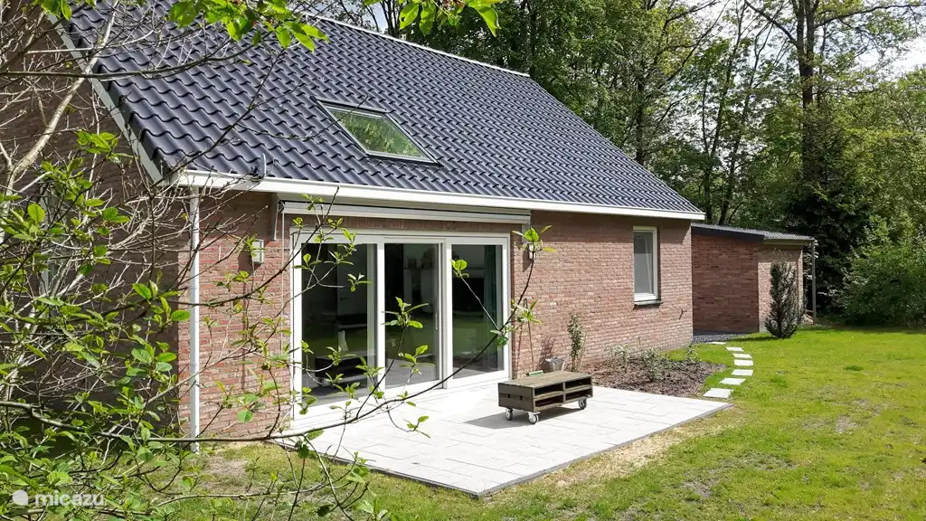 Unser Ferienhaus ist zwischen den Bäumen versteckt, doch im Garten und auf der Terrasse gibt es viel Sonne. Gerade wegen des Schutzes der Bäume können Sie schnell die ersten Sonnenstrahlen genießen. Die Terrasse ist nach Süden ausgerichtet.