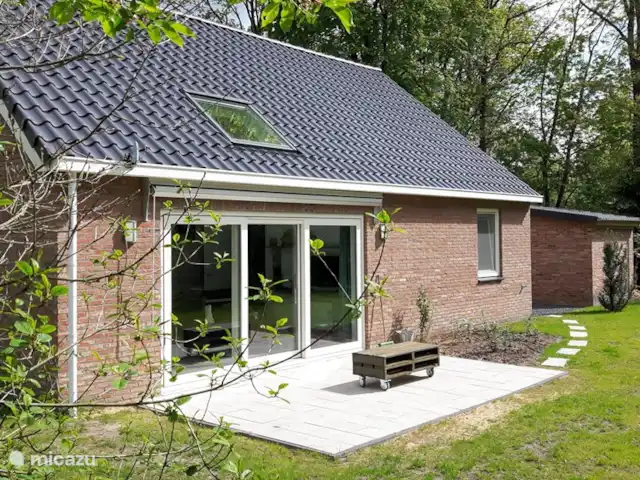 BuitenGewoon huren in Nederland, Drenthe, Westerbork - vakantiehuis Ons vakantiehuis staat verscholen tussen de bomen, toch is er volop zon in de tuin en op het terras. Juist door de beschutting van de bomen kun je al snel van de 1e zonnestralen genieten. Het terras ligt op het zuiden.