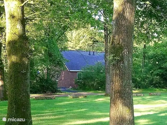 BuitenGewoon huren in Nederland, Drenthe, Westerbork - vakantiehuis Als u op het natuurpark de route volgt dan ziet u onze vakantiewoning aan de rechterkant. Het gras is een gedeelte van het grote speelveld.