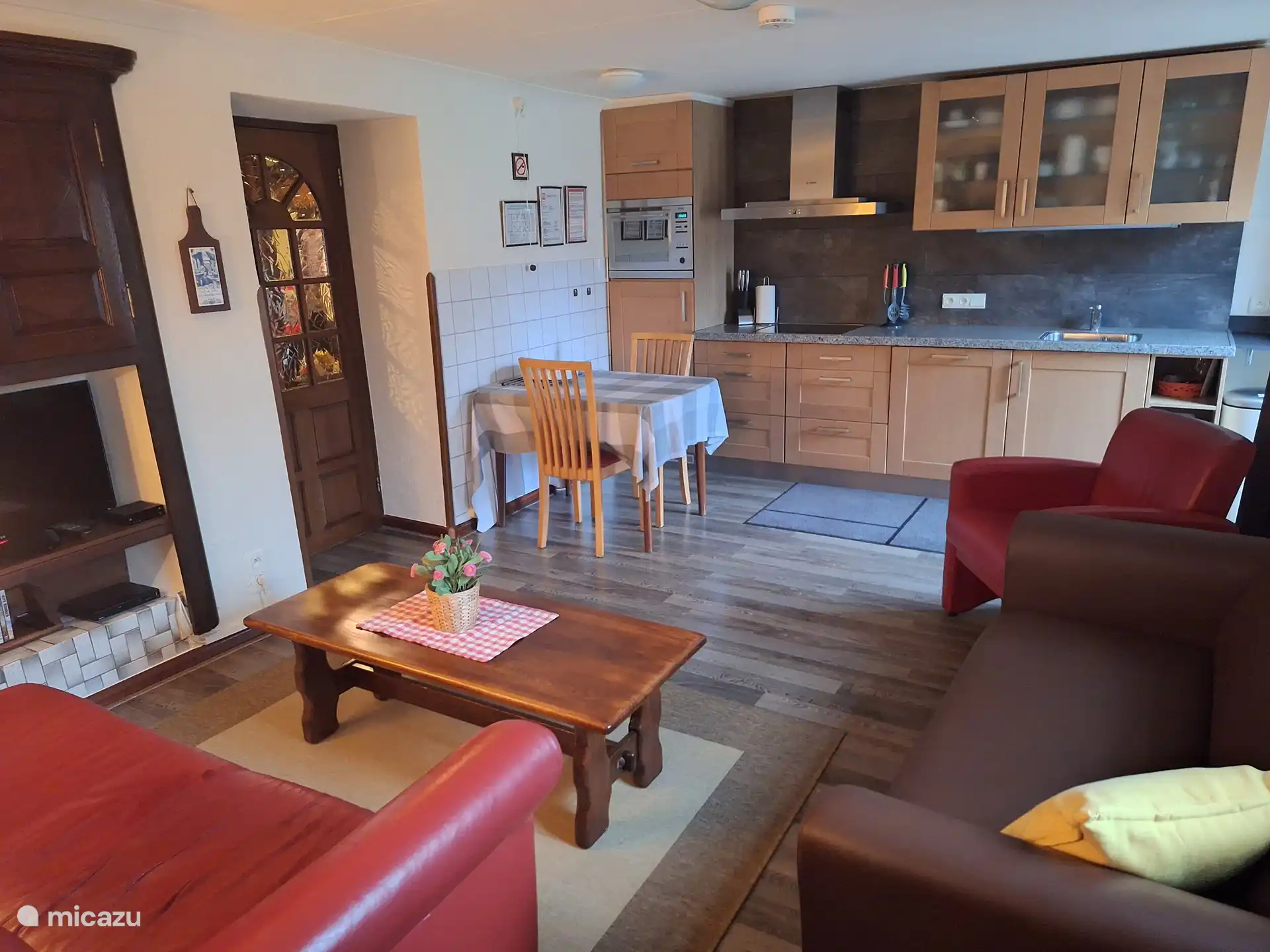 Wohnzimmer mit Kochnische