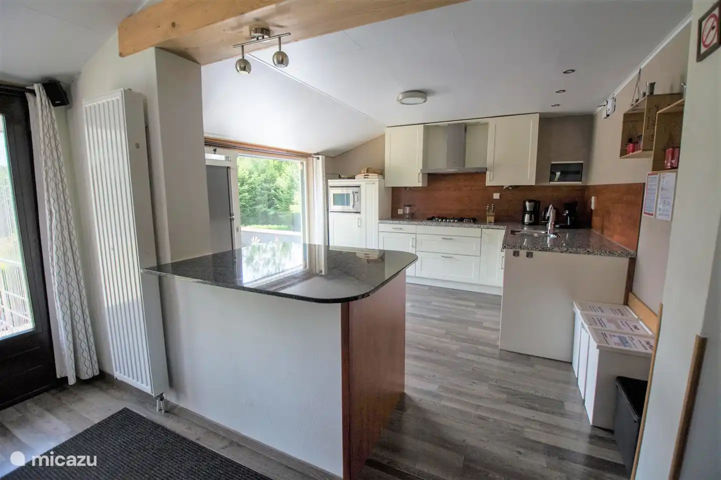 Große Gemeinschaftsküche im Obergeschoss