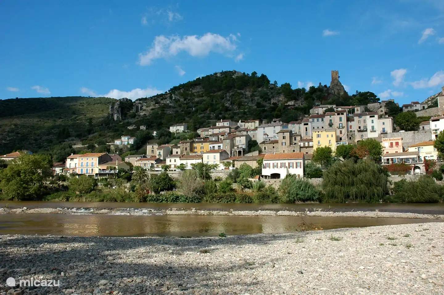 Roquebrun gelegen aan de rivier de L'orb