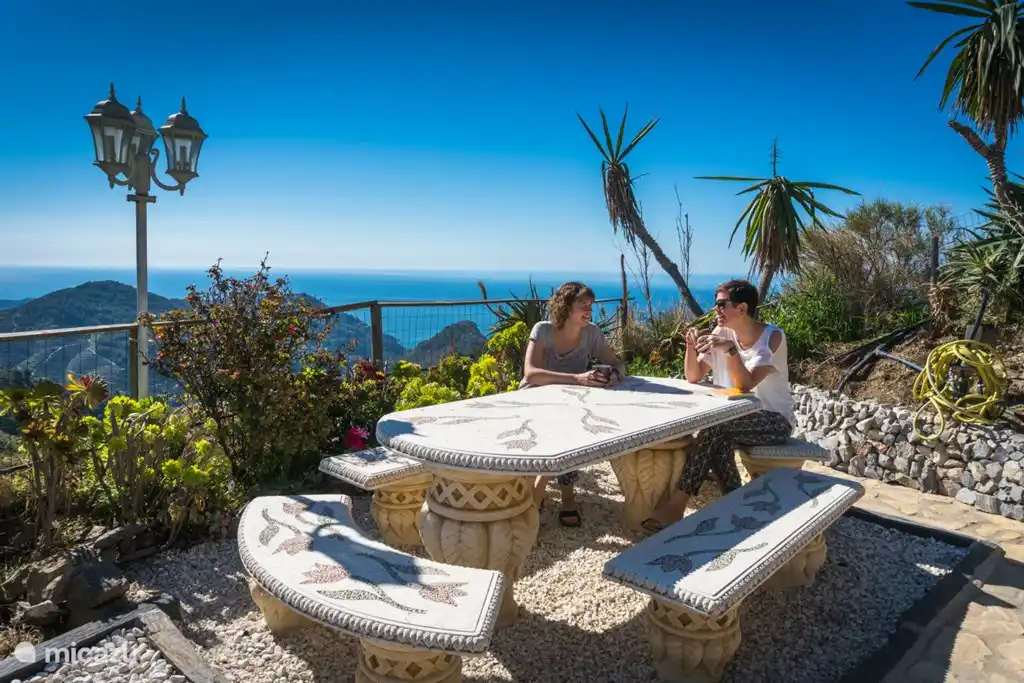 Acogedora sala de estar en la parrilla