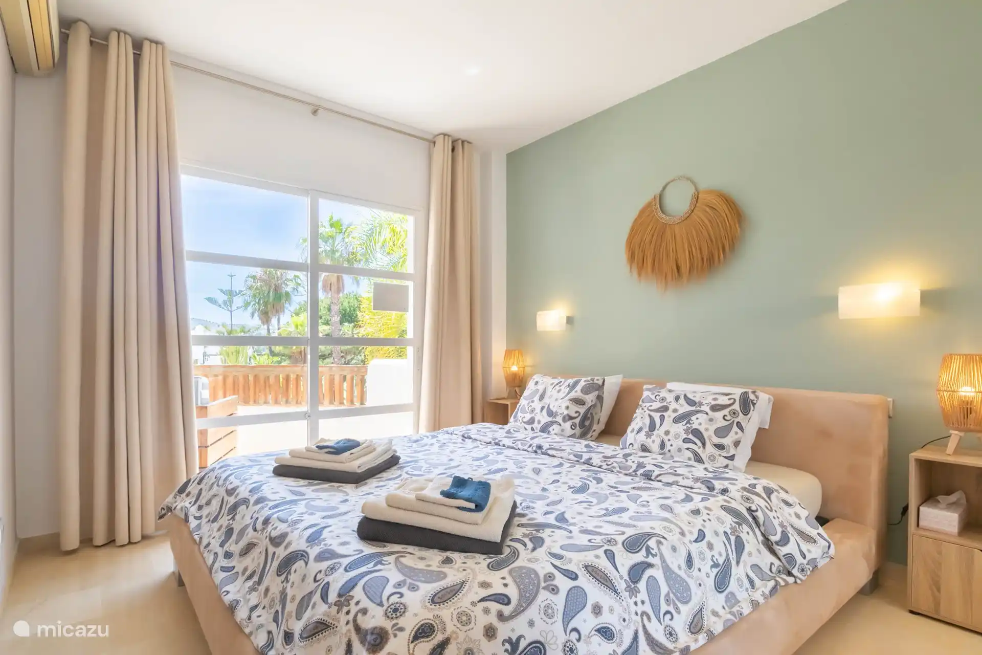 Lit de luxe, terrasse dans la chambre à coucher