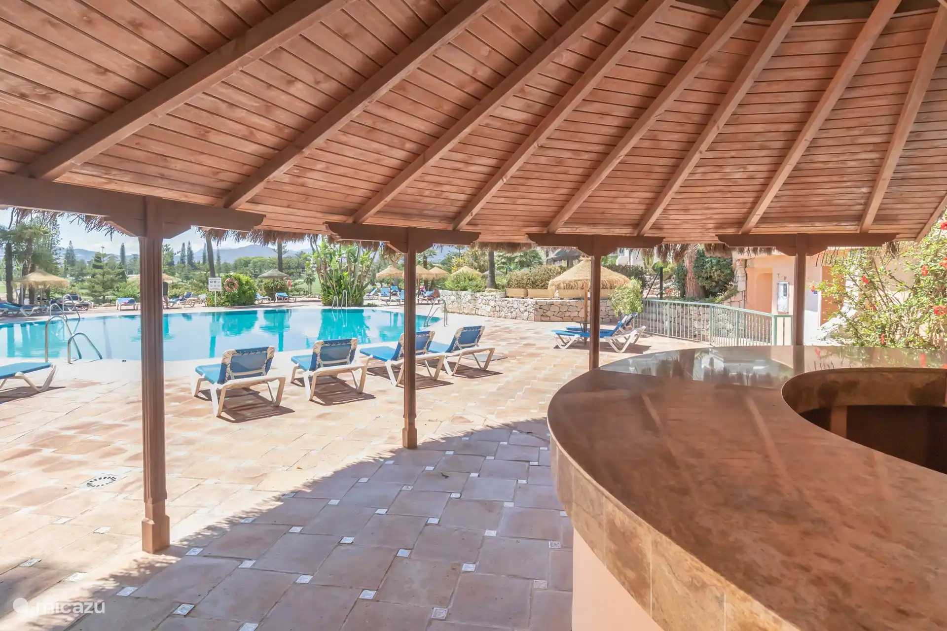 bar de la piscine ouvert en juillet et août