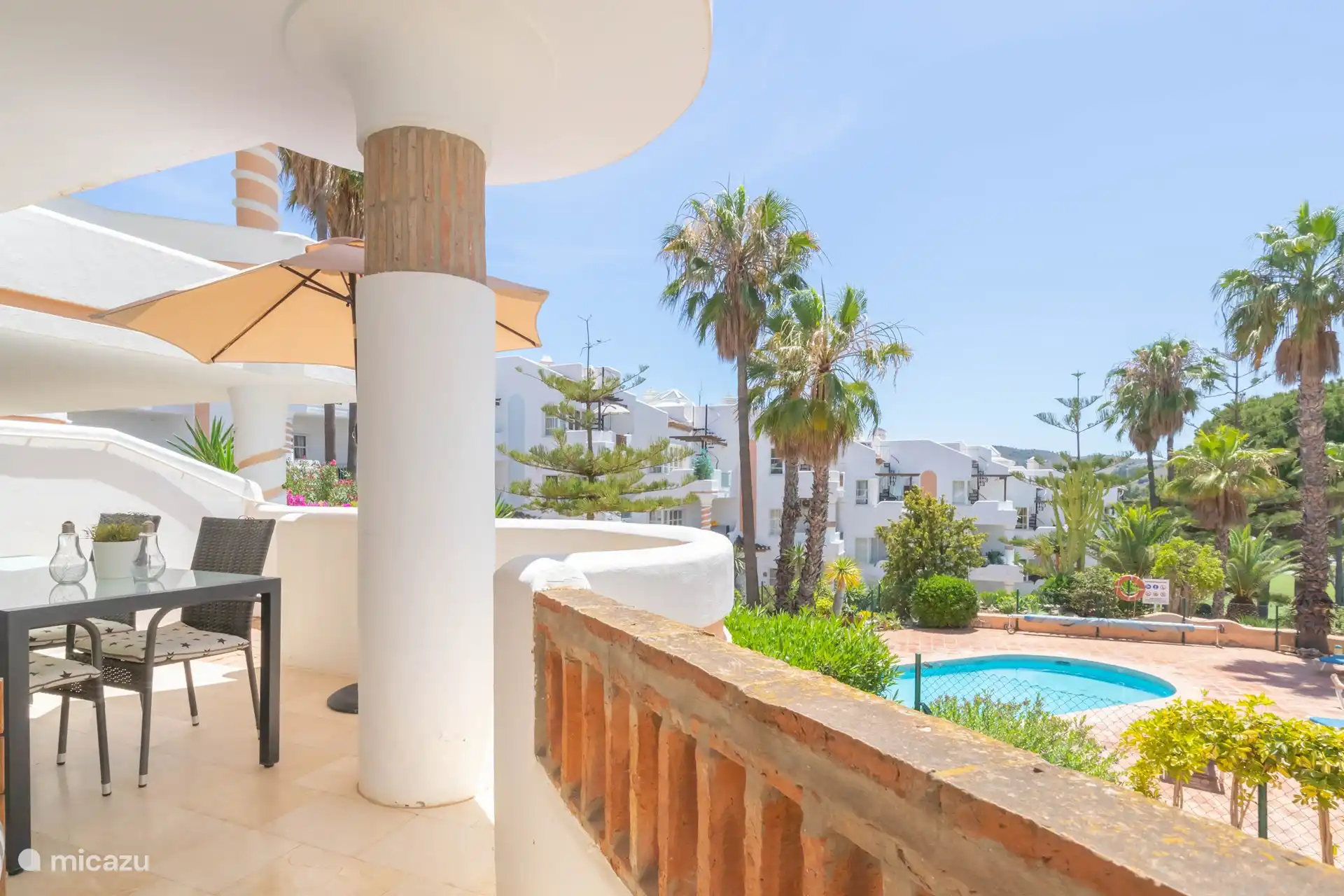 Terrasse avec vue sur le magnifique jardin et le golf