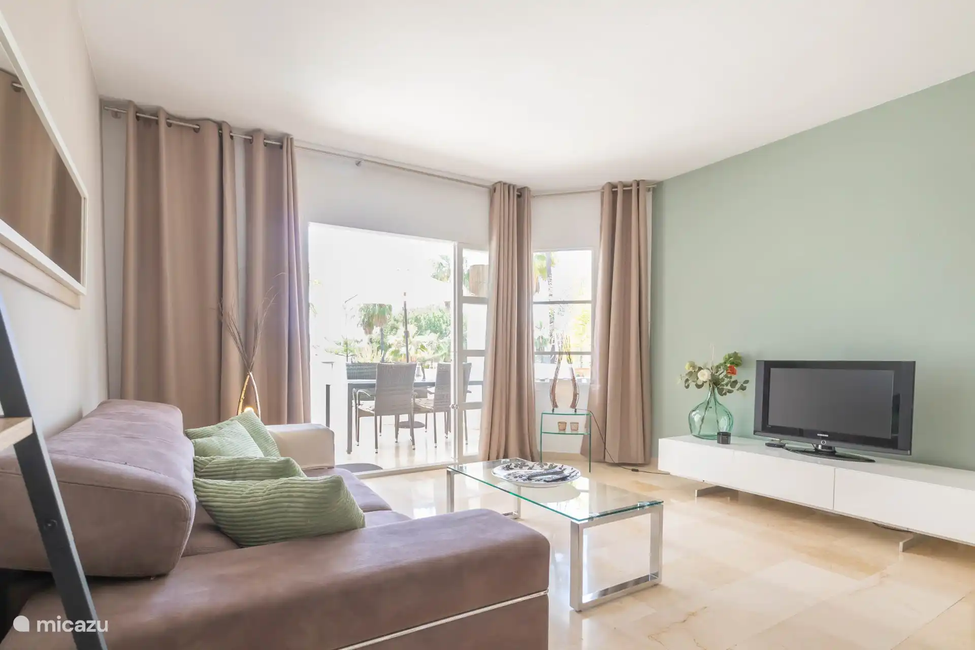 Grand canapé super canapé. Ouvrir avec une boucle. Pas de tracas avec les coussins de transport