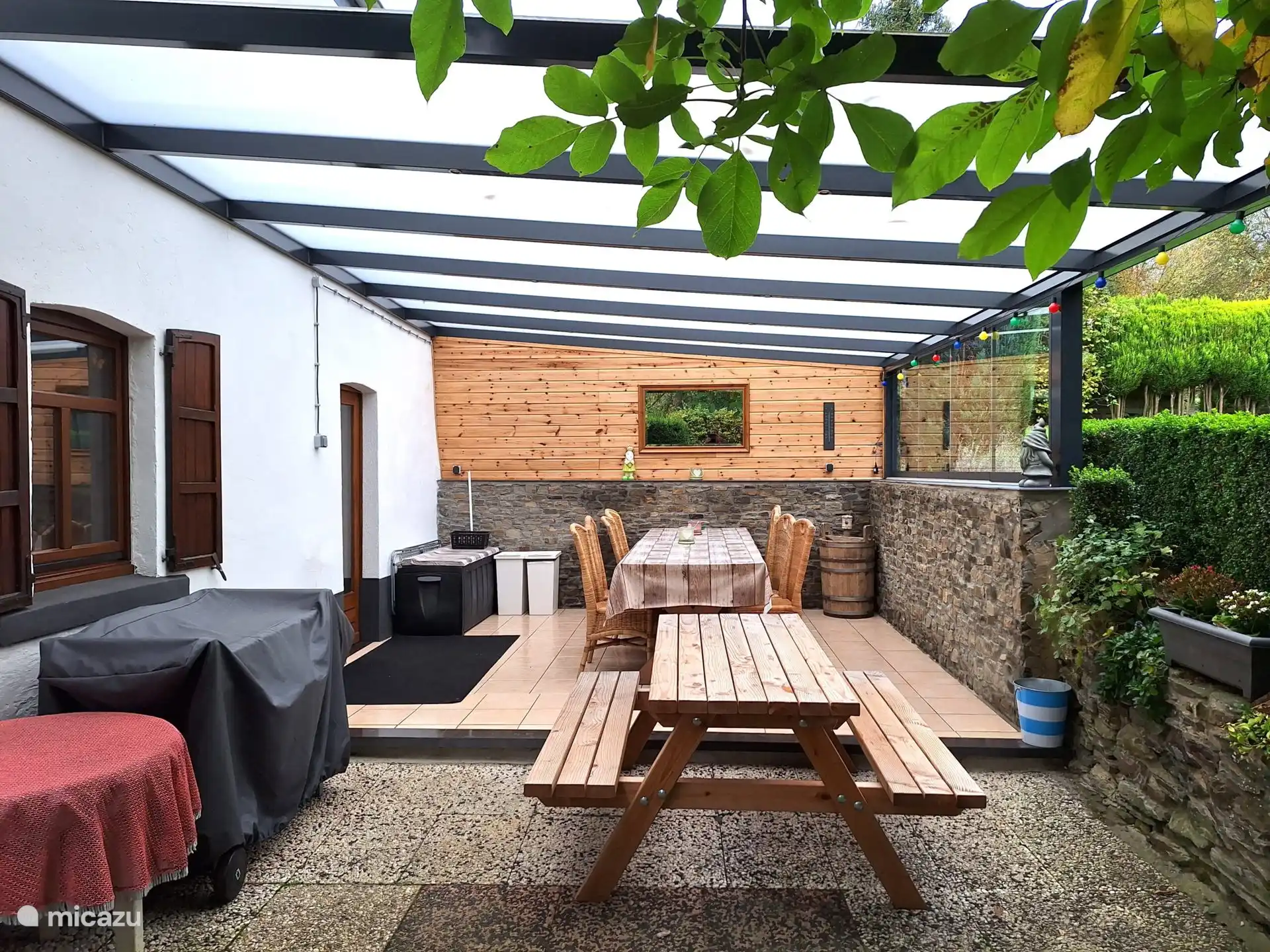 Überdachte Terrasse mit Grill