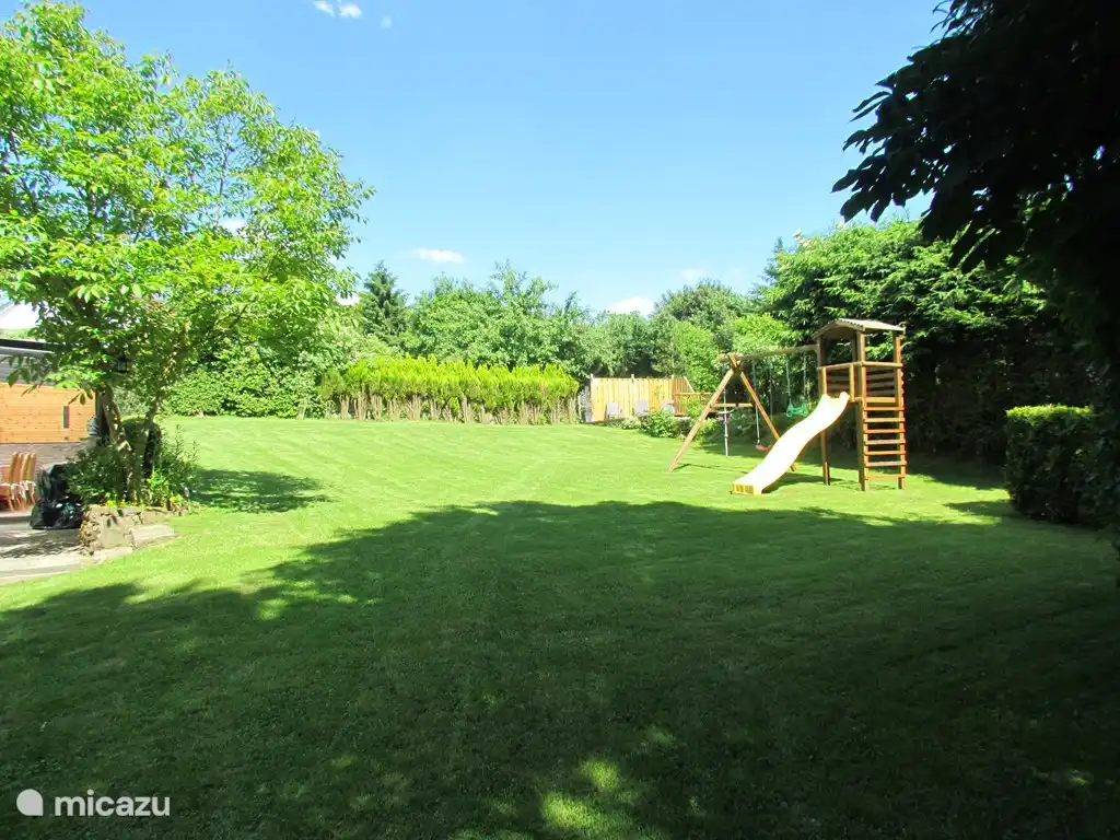 Garten mit Spielgeräten