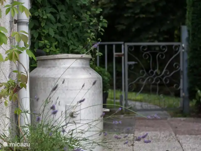 Location de Vacances Belgique, Ardennes, Burg-Reuland, maison de vacances - Maison de biscuits Bec verseur de lait original maintenant utilisé comme baril de pluie