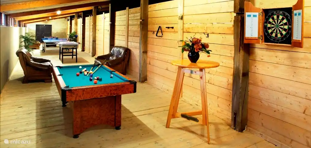 Ein überdachter Spielbereich vor Ort.