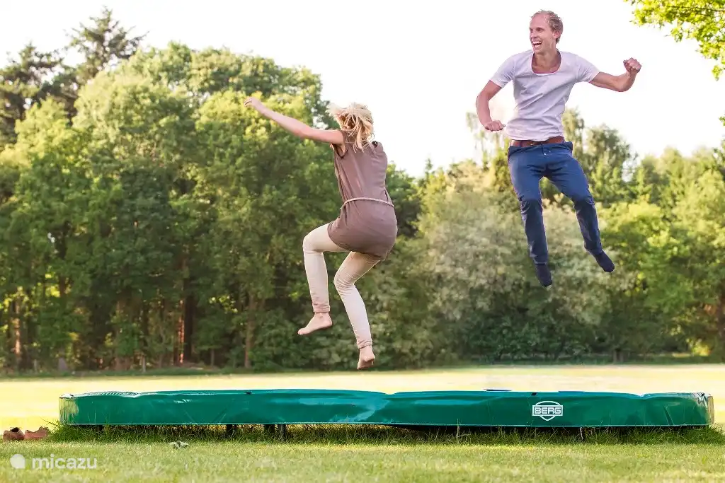Gibt es ein Trampolin auf dem Gelände.