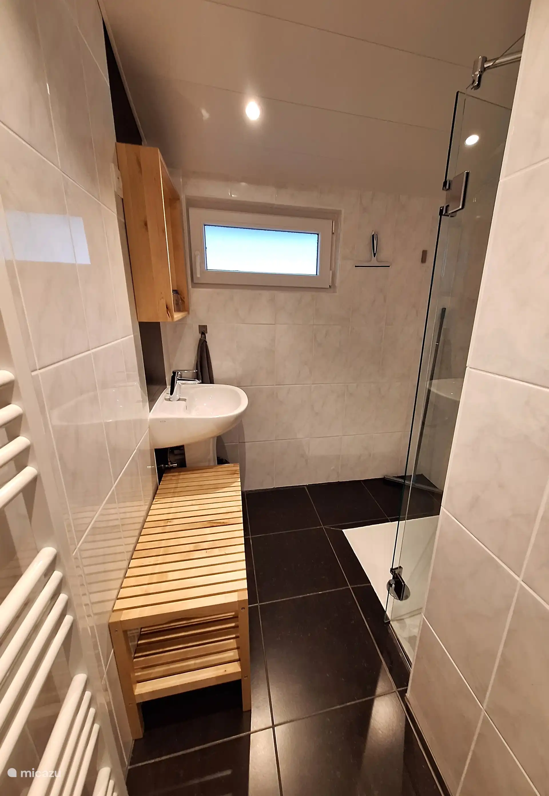 Badezimmer mit begehbarer Dusche