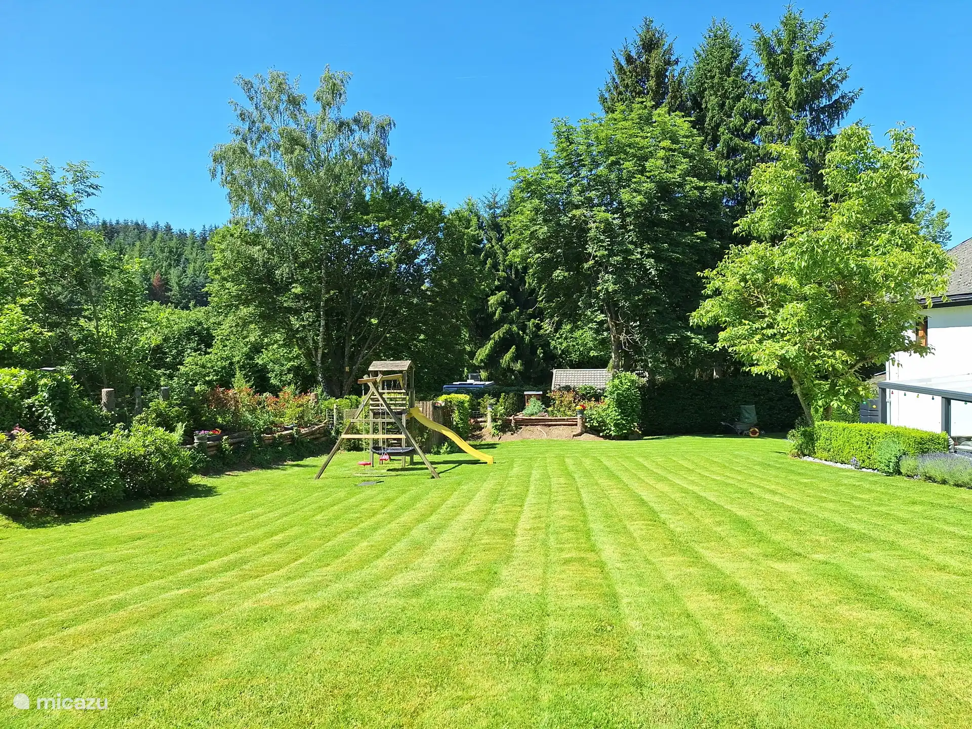 Großer geschlossener Garten mit Spielgeräten