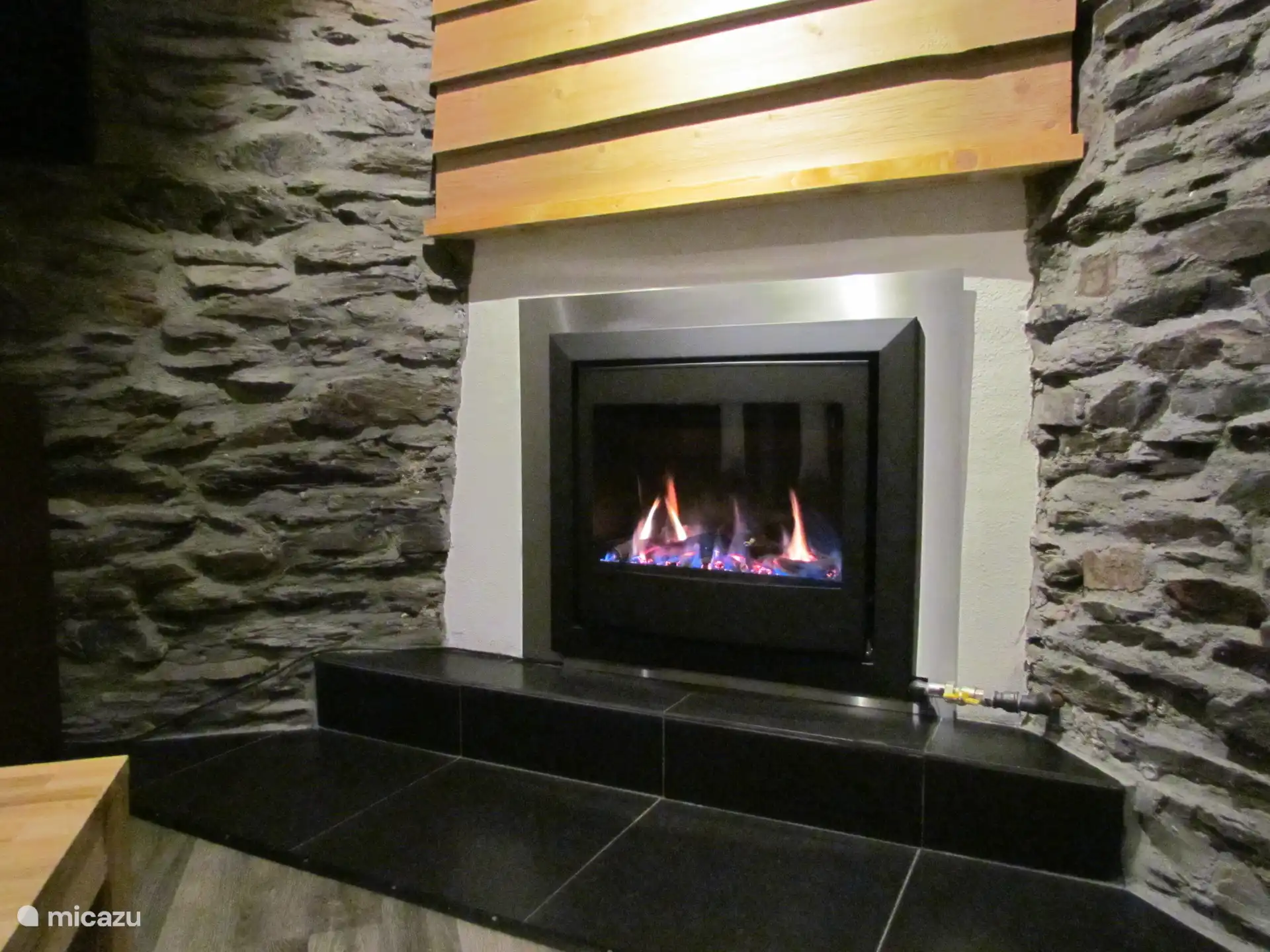 Atmosphärischer Gaskamin mit Holzoptik