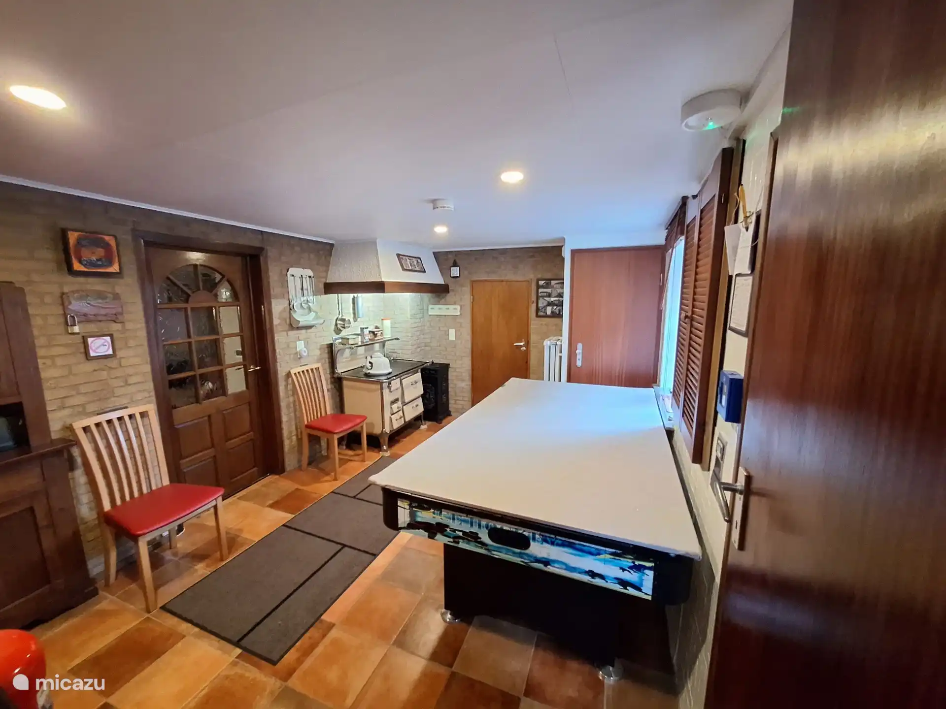 Entrée avec table de air hockey fermée (table extra large)