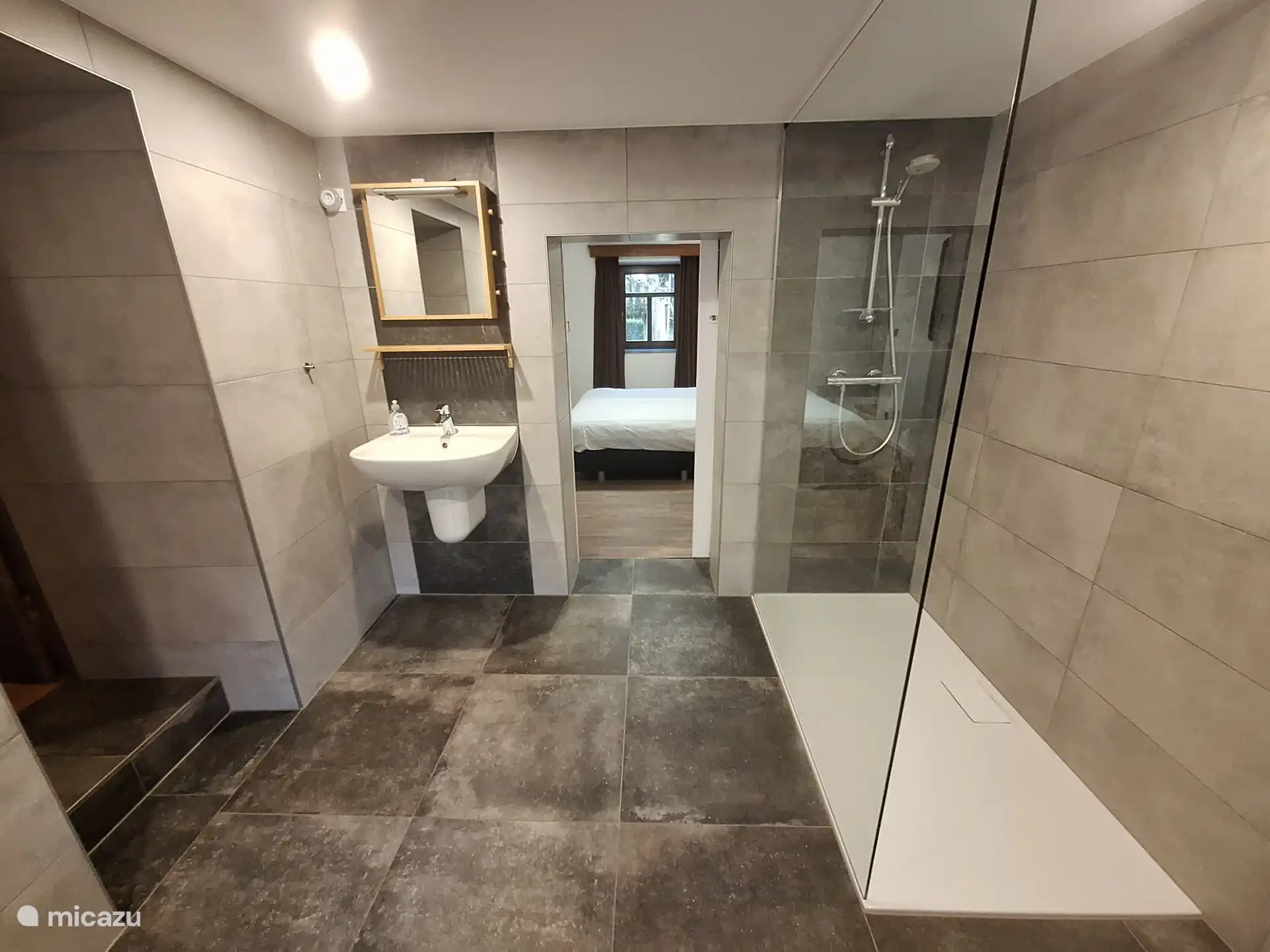 salle de bain avec douche à l'italienne